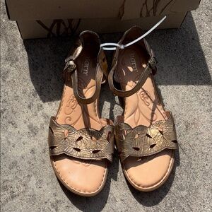 Born Janya Metallic Gold Laser Cut Ankle Strap Sandals Women's 10US new